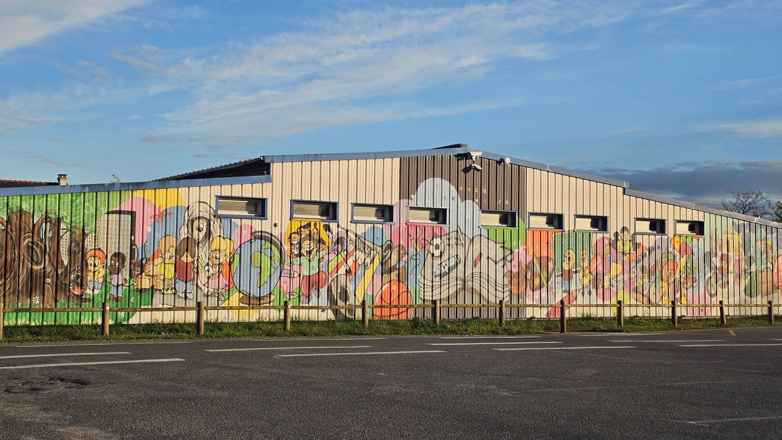 Le bâtiment et la fresque colorée de l’école Sainte Marie à Mazé-Milon