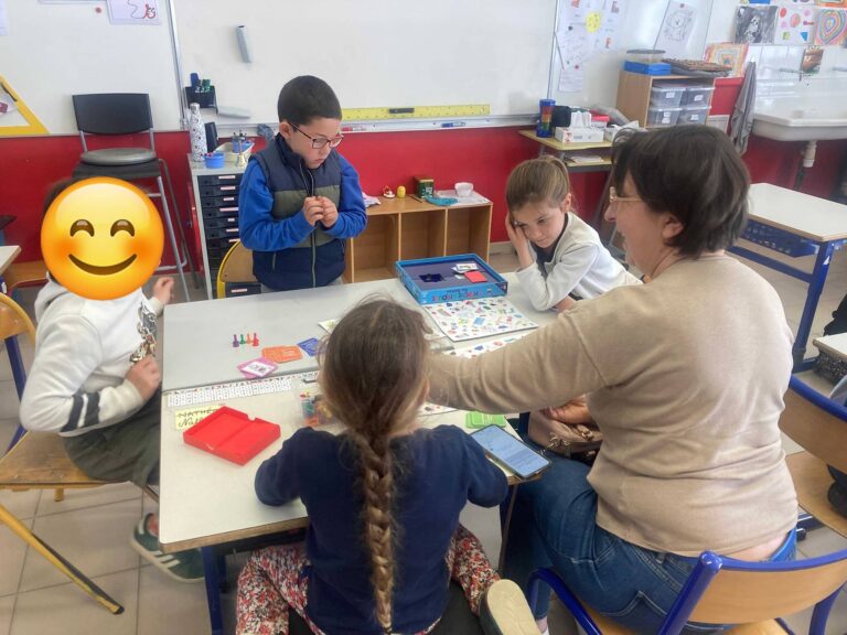 Matinée jeux de société à l'école Sainte Marie de Mazé-mIlon